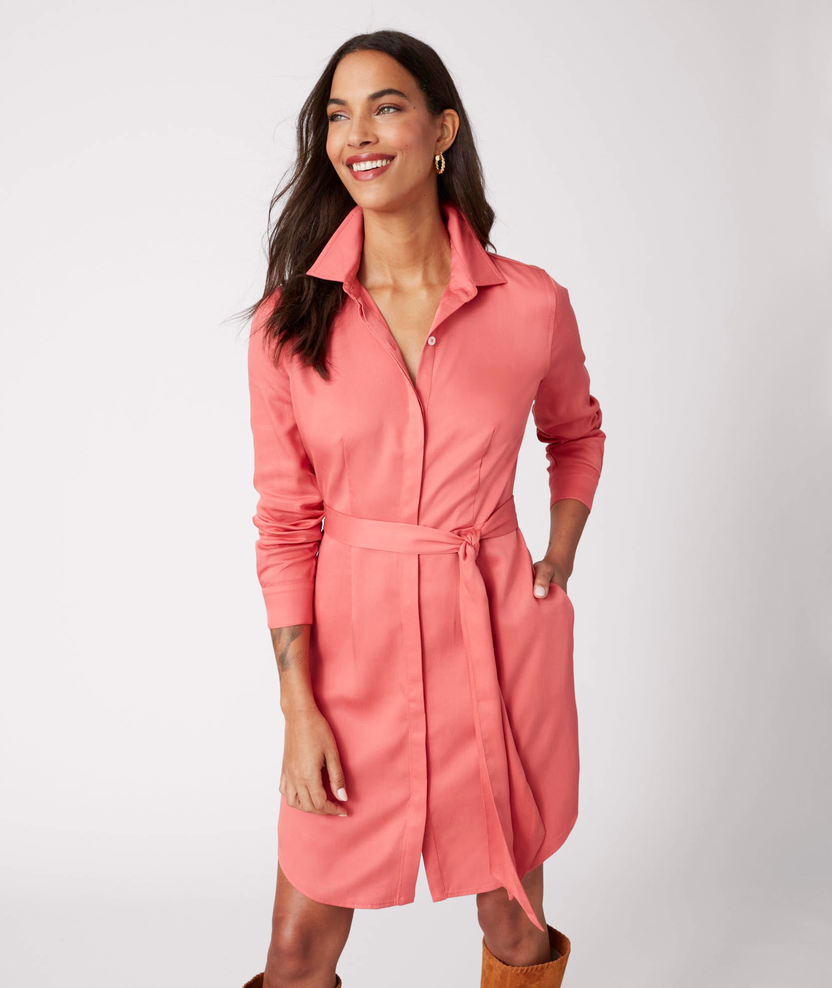 Model is wearing UNTUCKit Felicity dress in pink.