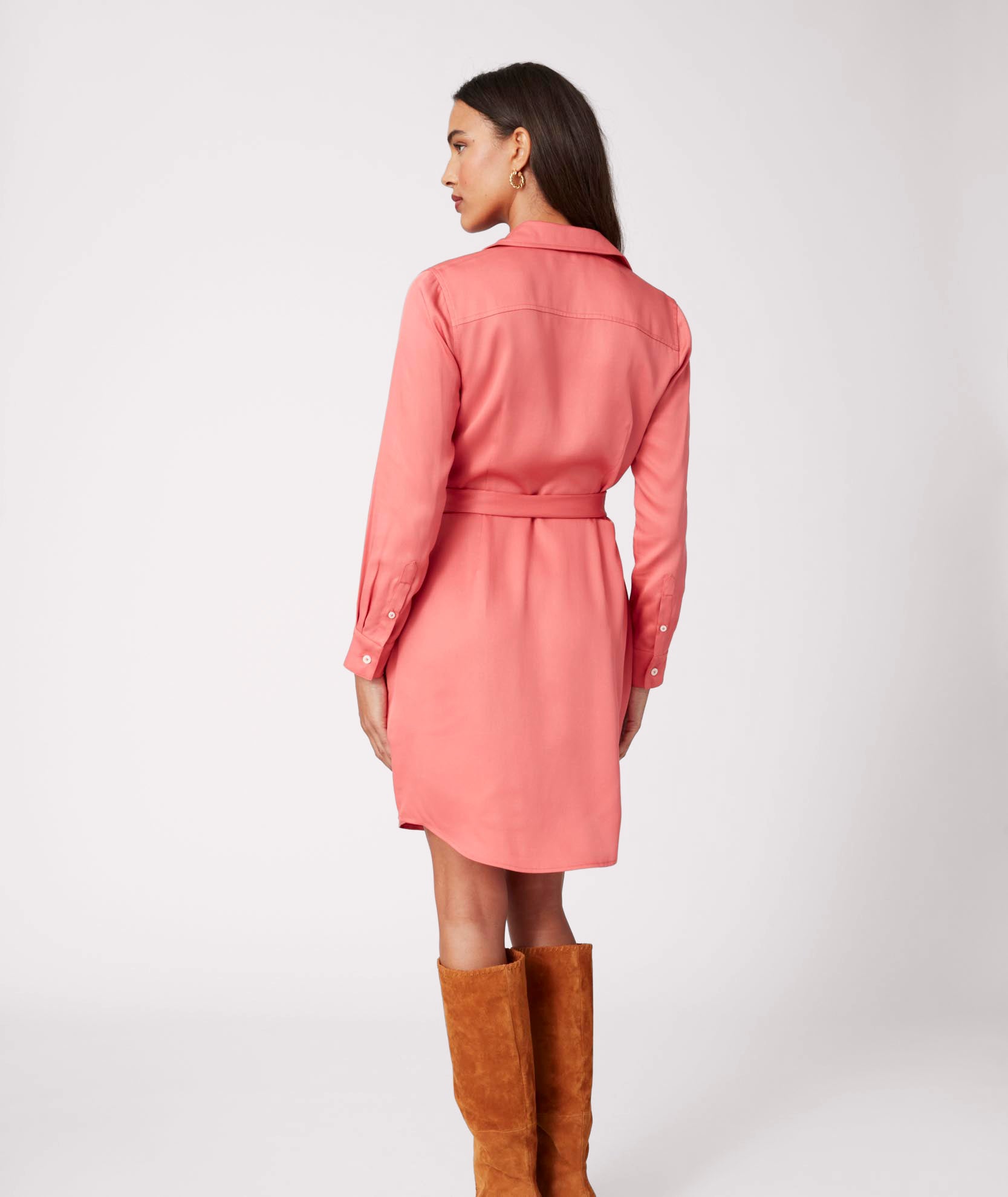 Model is wearing UNTUCKit Felicity dress in pink.